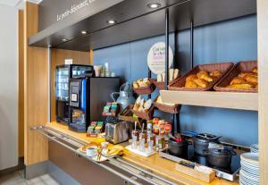 敦刻尔克B&B HOTEL Dunkerque Centre Gare的面包店设有糕点柜台和咖啡厅