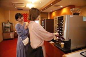 神户有馬 瑞宝園的两个女人站在微波炉前