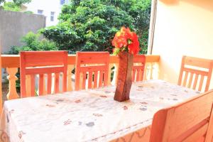 布琼布拉Kiriri SYMPA Home的一张桌子,上面有红花花
