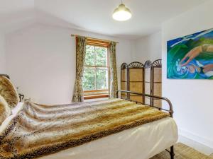 Ceres2 Bed in St Andrews 78228的卧室内的一张床铺,墙上有绘画作品