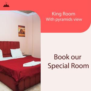 开罗Explore Stars Pyramids View的一间卧室配有一张红色床架的床