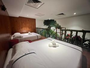 莎阿南Smile Hotel Shah Alam ICity的酒店客房设有两张床和一个阳台。