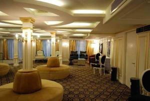 阿斯旺Five Star Nile Cruise from Aswan to Luxor的酒店客房带大堂,配有沙发和椅子