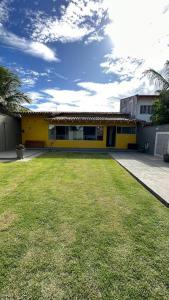 塞拉Casa Amarela的前面有草坪的黄色房子