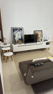 塞拉Casa Amarela的一间带电视和沙发的客厅