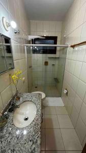 塞拉Casa Amarela的一间带水槽和淋浴的浴室
