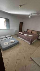 塞拉Casa Amarela的一间设有两张床的客房,
