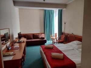豪伊杜索博斯洛汉格斯特水上浴场酒店的酒店客房,设有两张床和一张沙发