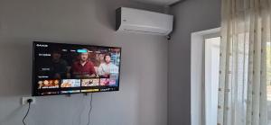 克鲁亚Ergi's Host Apartment的挂在墙上的平面电视