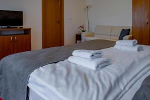 雷德尼斯斯托克瑞莱克斯酒店的一间卧室配有带毛巾的床