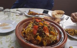 阿加迪尔Studiozentrum Agadir.的桌子上放着一碗食物的桌子