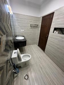 伊斯兰堡Dream Executive Guest House的一间带卫生间和水槽的浴室