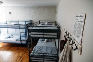 Saintlo Ottawa Jail Hostel客房内的一张或多张床位