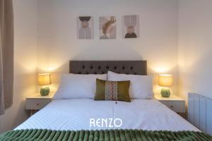 特伦托河上的纽瓦克Incredible 2-Bed Apartment in Newark on-Trent by Renzo, Free Parking and Wi-Fi!的卧室配有白色床,两边都配有两盏灯