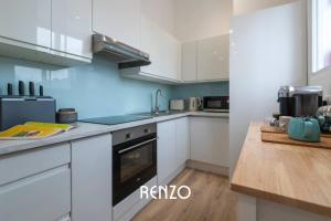 特伦托河上的纽瓦克Incredible 2-Bed Apartment in Newark on-Trent by Renzo, Free Parking and Wi-Fi!的厨房配有白色橱柜和炉灶烤箱。