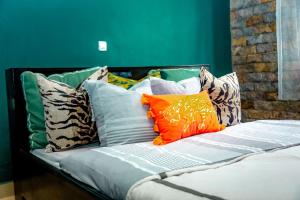 NyakinamaIbuye Villa的床上有色彩缤纷的枕头