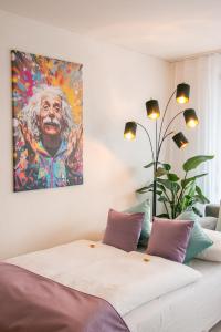 巴塞尔Special EiNSTEiN I Apartment Basel, Messe Kleinbasel 10-STAR的一间设有一张壁画床的房间