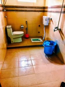 锡卡都Lashari Resort的一间带卫生间和桶的浴室
