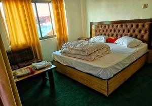 锡卡都Lashari Resort的一间卧室配有一张木框床和窗户。