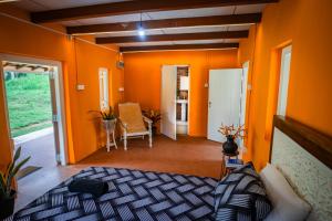 MakanduraChimney House by Serendia的一间拥有橙色墙壁的卧室和一张位于客房内的床