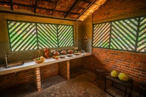 MakanduraChimney House by Serendia的客房设有2扇窗户和1个带食物的柜台。