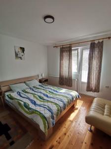 索科矿泉村Podinario的一间卧室设有一张床和一个窗口