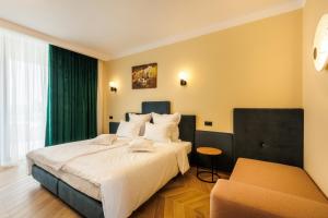 瓦杜Hypnose Resort的配有一张床和一把椅子的酒店客房