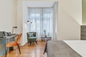 卢塞恩沃尔德斯塔得霍夫瑞士优质酒店的一间卧室配有一张床、一张桌子和一把椅子