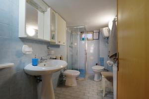 特乌拉达Vacanze Mare Teulada的一间带水槽、卫生间和淋浴的浴室