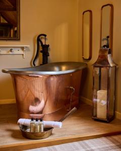 Stanton HarcourtThe Harcourt Arms的一个带灯笼的客房内的铜浴缸