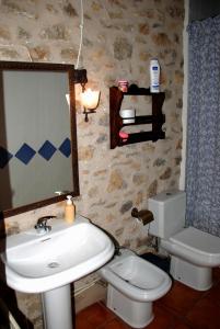 莫雷拉Molí d'en Pi的一间带水槽、卫生间和镜子的浴室