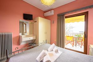 鲁维斯Iliahtida Apartments的一间卧室设有一张床和一个阳台