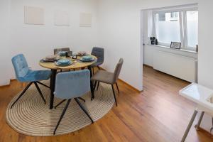 波鸿ruhrApartments #Nähe A40 #zentral #fastWIFI #perfekt für Familien und Geschäftsreisen的用餐室的桌椅