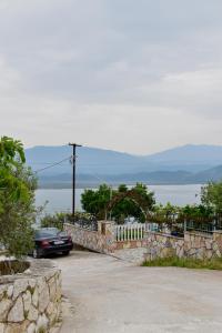 卡萨米尔Ksamil Sea&Lake view Escape的停泊在水边的停车场的汽车