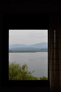 卡萨米尔Ksamil Sea&Lake view Escape的从窗户可欣赏到一大批水景