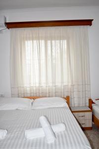 卡萨米尔Ksamil Sea&Lake view Escape的一间卧室设有两张白色的床和窗户