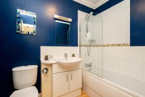 Aldringham1 Hazelwood, Aldeburgh的浴室配有卫生间、盥洗盆和淋浴。