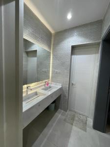代海班شاليه ميلا的一间带水槽和镜子的浴室