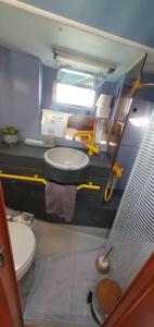 拉罗谢尔Coriandre 2 - Dormir sur un grand voilier 9 personnes By Nuits au Port的一间带卫生间和水槽的小浴室