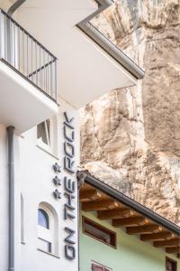 阿科岩石酒店的悬崖边建筑物的标志