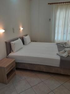 阿吉亚玛丽娜芭芭拉二世旅馆的一张配有白色床单和枕头的大床
