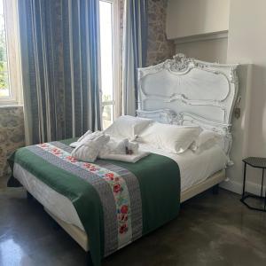 奥尔比亚Kemani Villa Sara Olbia的卧室配有白色床和绿色和白色毯子