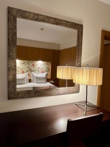 丰沙尔图里斯阿特兰蒂达酒店的一间带大镜子和床的卧室