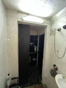开普敦Bachelor Pad Rondebosch Self Catering的带淋浴、盥洗盆和镜子的浴室