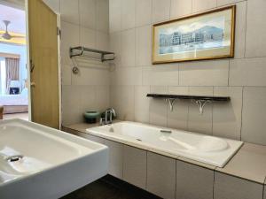 怡保6ix Senses Boutique Villa的白色的浴室设有水槽和浴缸。