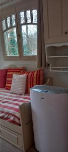 爱斯科利夫-圣卡米Villa Rose的小房间设有一张床和一台冰箱
