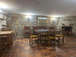 La SerradaCordel的一间设有桌椅和石墙的用餐室