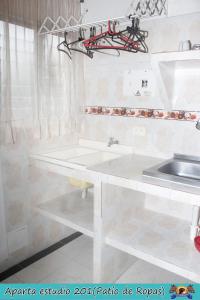 比亚维森西奥Casa Campestre La Heredera的白色的厨房设有水槽和水槽