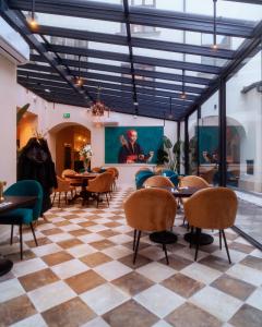 罗兹Hotel Pietryna的一间位于一楼的餐厅,配有桌椅