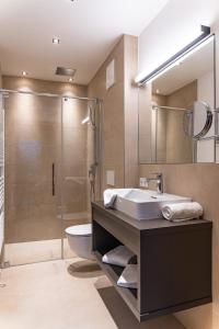 滨湖采尔Spa Apartments - Zell am See的一间带水槽和淋浴的浴室